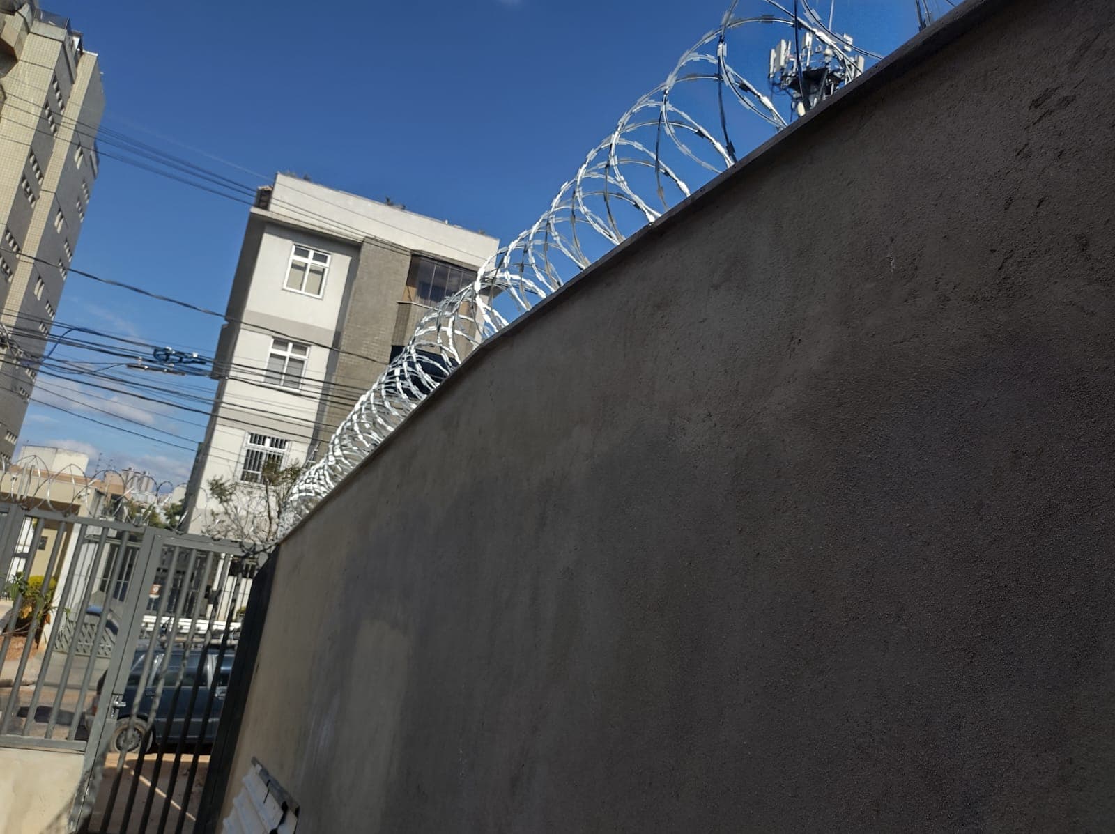 Instalacao de concertina em muro externo