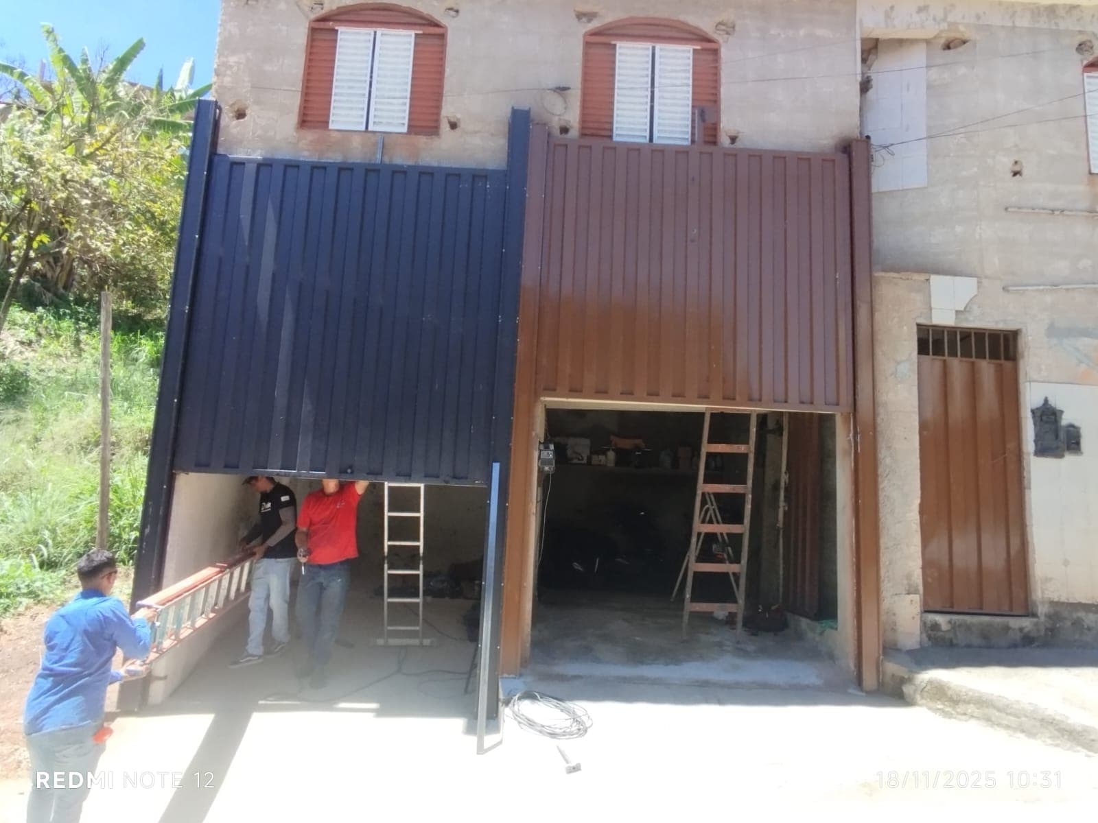 Montagem estrutural de portao de garagem