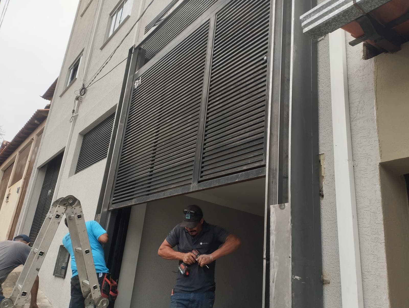 Equipe trabalhando na instalação de um portão eletrônico
