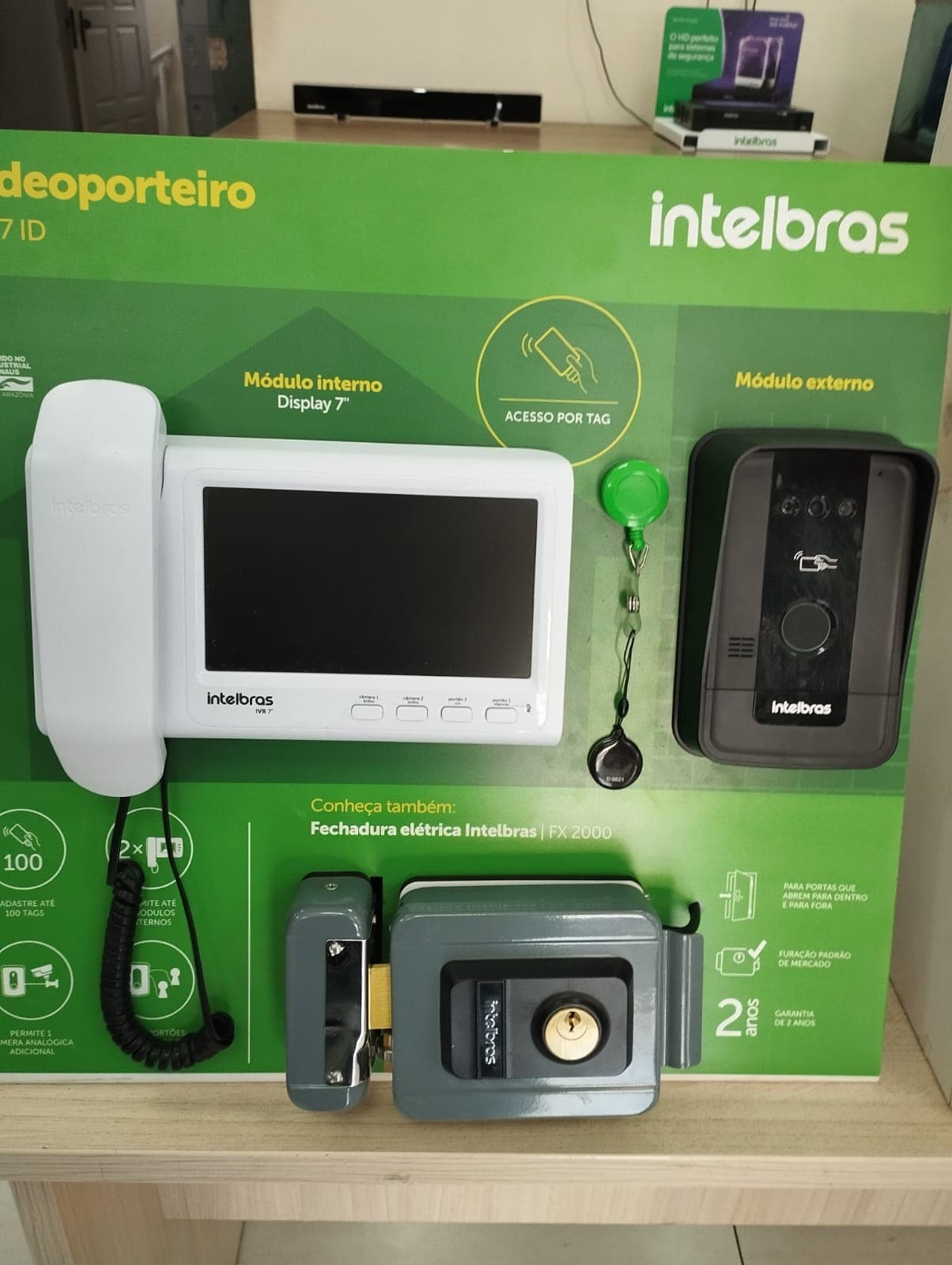 Interfone, videoporteiro e fechadura elétrica para controle de acesso