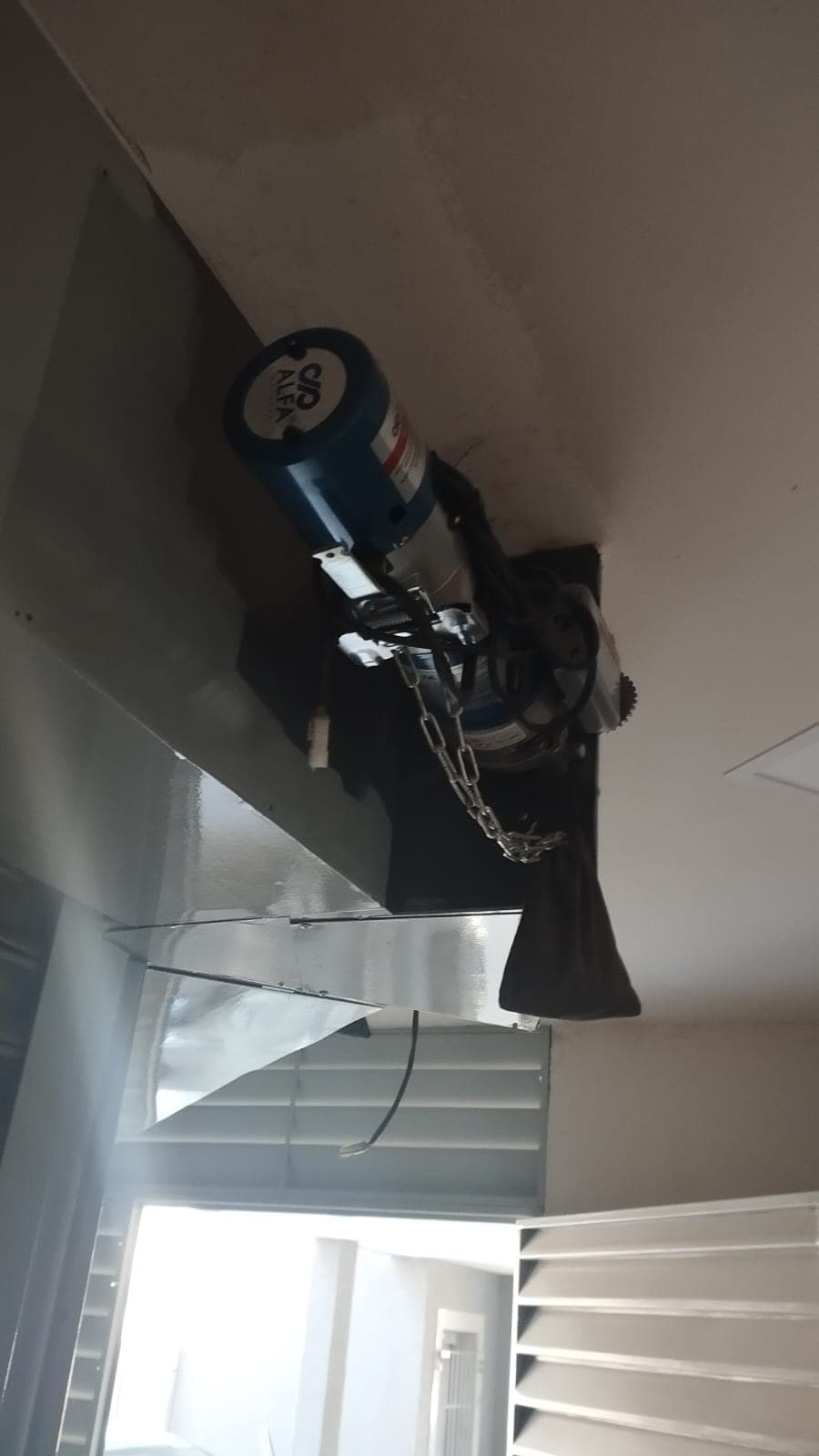 Mecanismo de portão eletrônico em manutenção tecnica