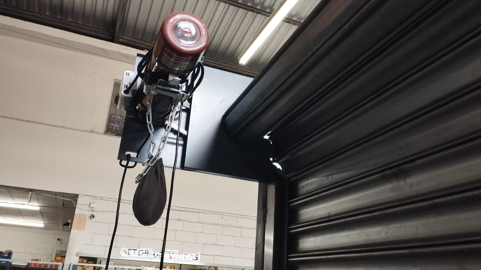 Motor instalado em porta de aço automatizada para loja