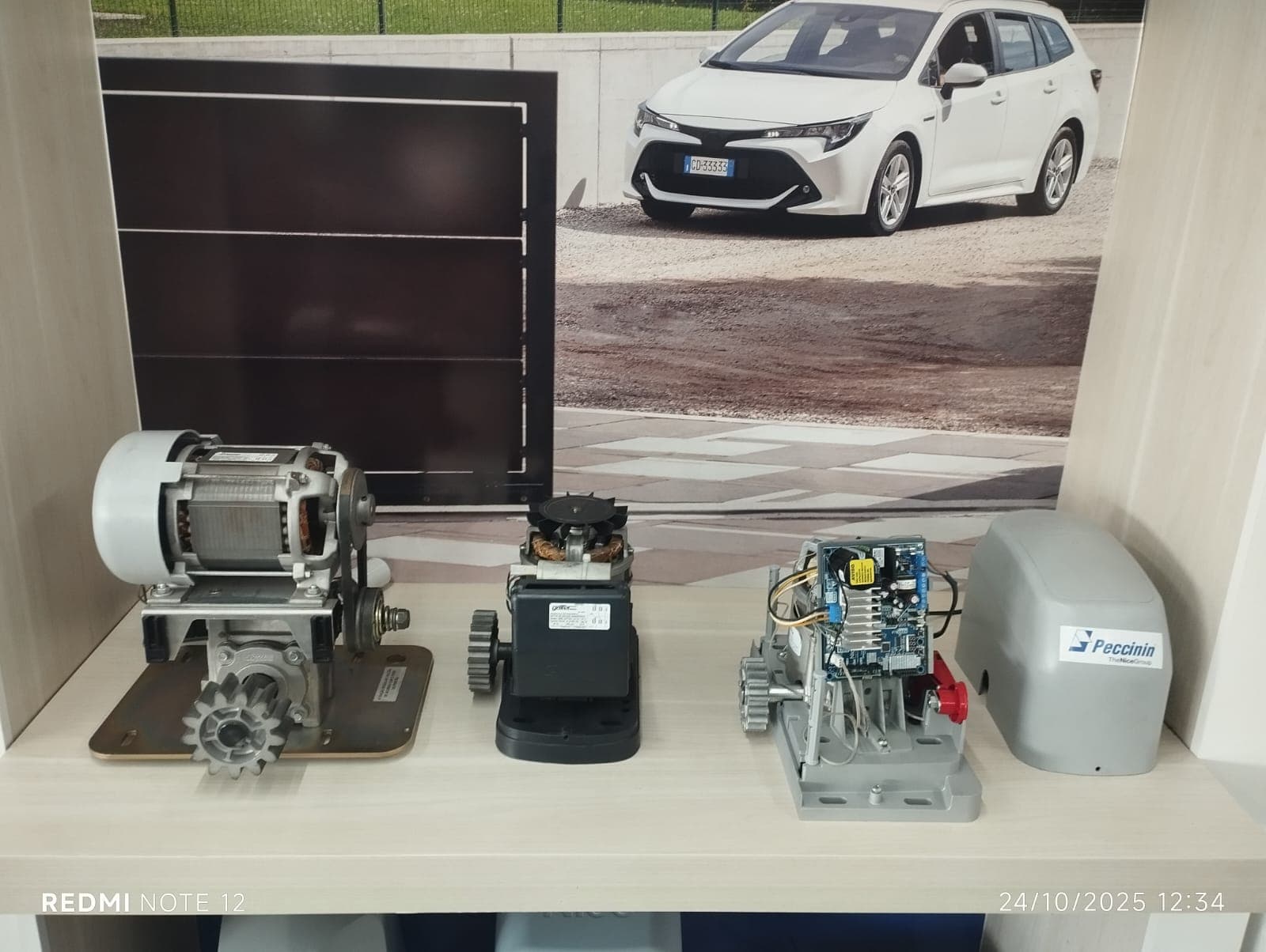 Motores para portao de correr expostos em showroom tecnico