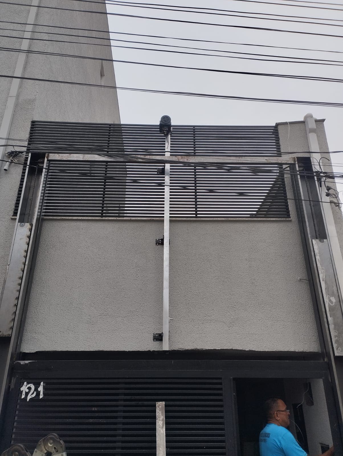 Estrutura metálica de portão predial em instalação