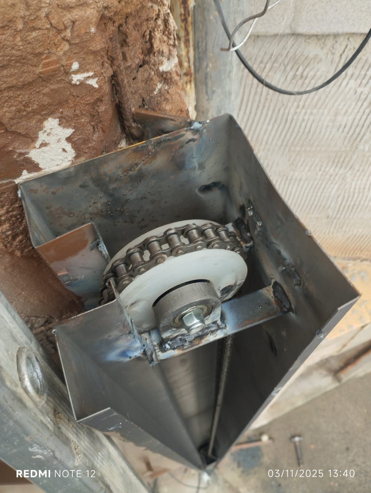 Roldana e corrente de porta de enrolar em manutenção comercial